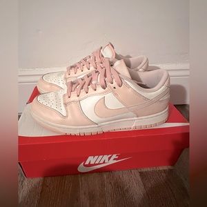 Nike dunk low in Sail/Orange Pearl size W 8.5